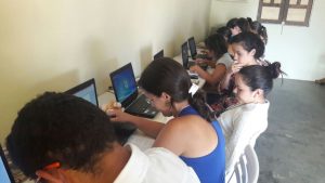 Alunos do curso de 'Informática Básica' em São José de Caina, no sertão.