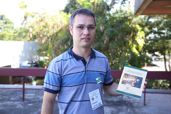 O engenheiro mostra o manual de Prevenção e Combate aos Incêndios Florestais criado pelo SENAR Paraná.