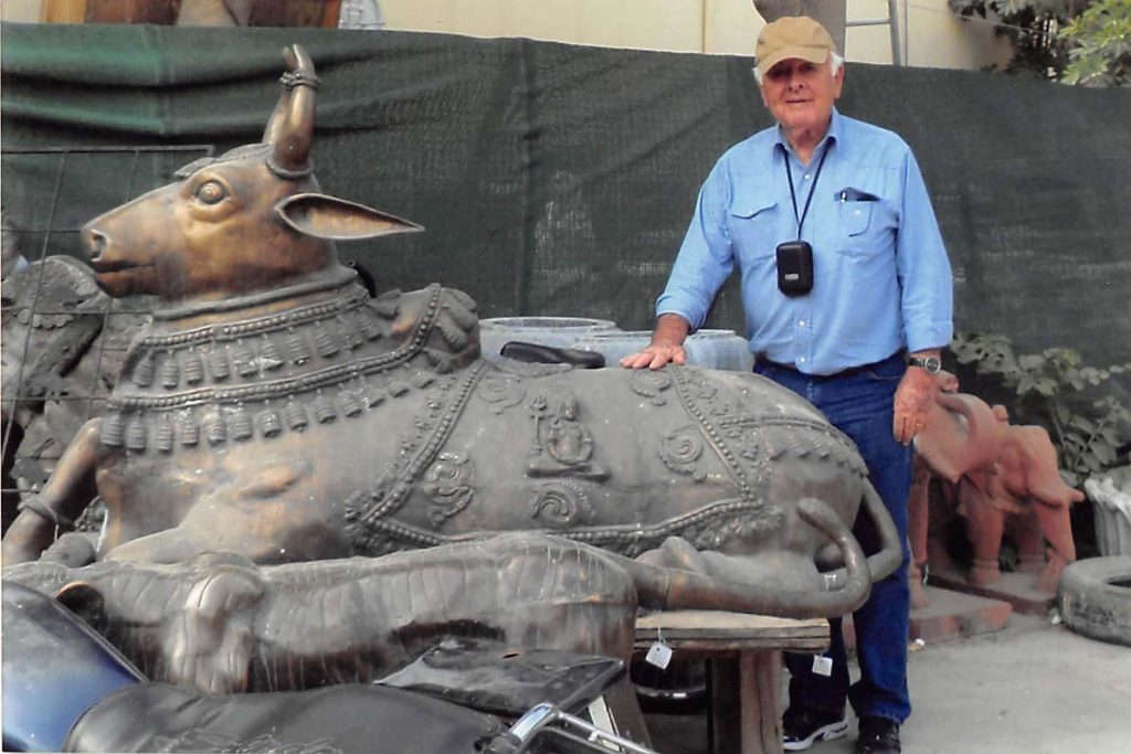 Paulo Miranda em visita à Índia em 2012, ao lado do touro sagrado Nandi, que dá nome ao prêmio recebido por ele.