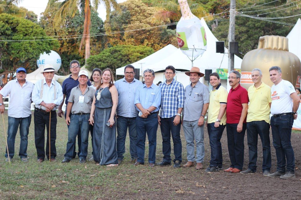 Autoridades reunidos para encerrar edição 2016 da Paraíba Agronegócios