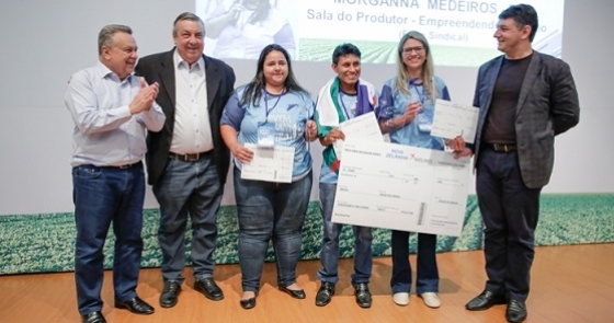 Os três vencedores do CNA Jovem com o ex-ministro da Agricultura Roberto Rodrigues (à esquerda), o presidente da FAEG, José Mário Schreiner, e o secretário executivo do SENAR, Daniel Carrara