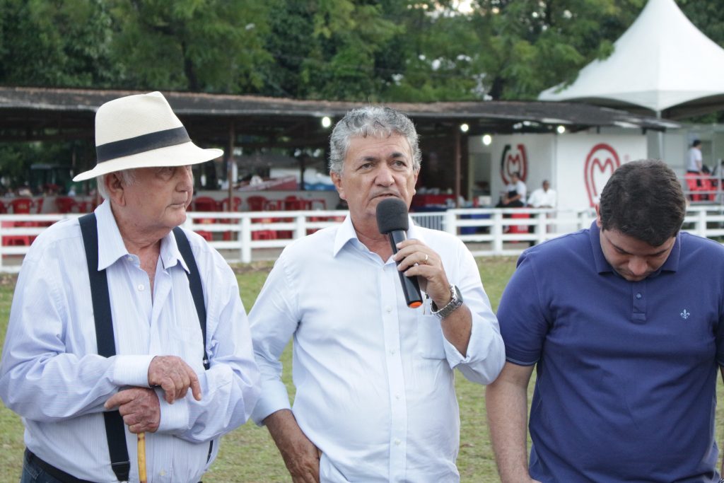 Mário Borba (ao centro)
