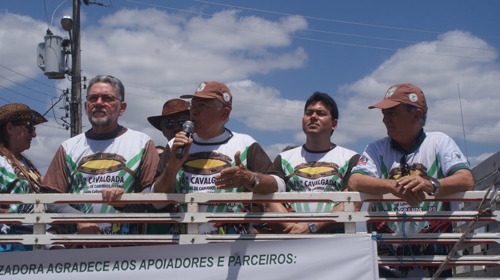 Homenageados ao lado do presidente do Sindicato Rural Vanildo Pereira (ao centro com microfone)