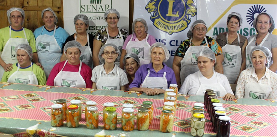 Mulheres com deficiência visual participam de treinamentos do SENAR Santa Catarina.