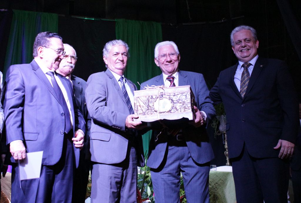 Mário Borba recebe homenagem do presidente do Sindicato dos Produtores Rurais de Alagoa Grande, Vanildo Pereira