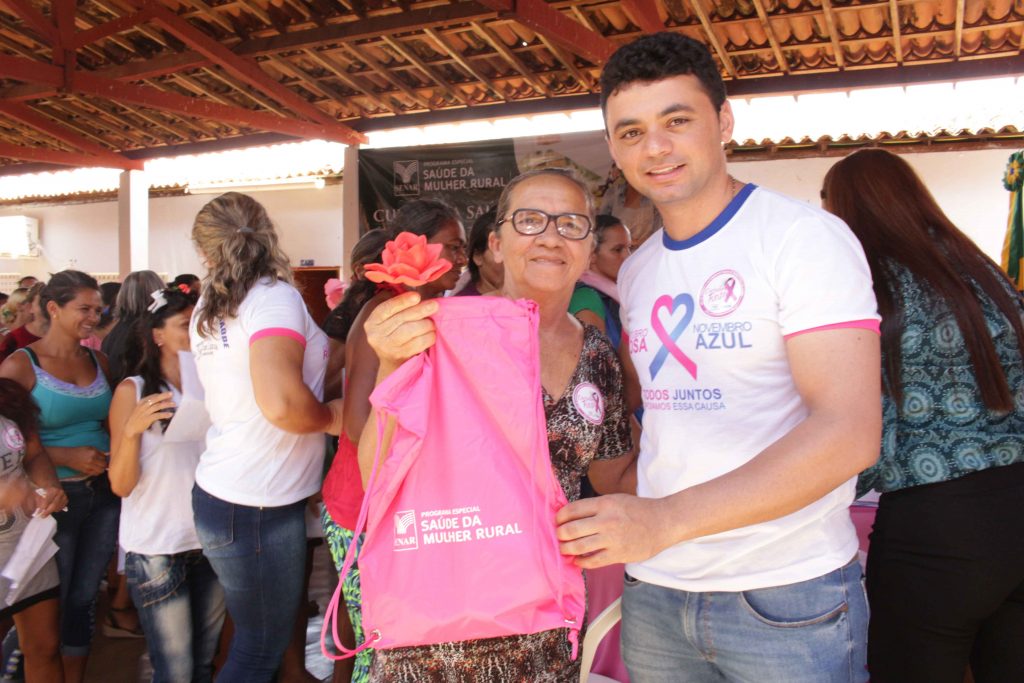Presidente do Sindicato Rural entrega kit a mulher atendida pela ação do SENAR