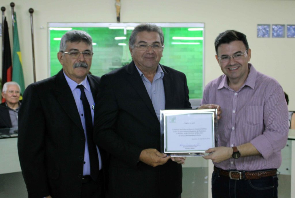 Presidente do Sinpag, Rubens Fernandes, produtor rural homenageado, Manoel Alexandrino e o deputado estadual Raniery Paulino